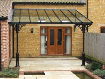 <p>A 4.7 x 3.4m Verandah on a barn conversion in Leicestershire, providing sheltered outdoor space in a superbly landscaped garden.</p>
