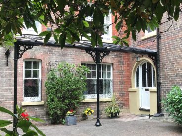 <p>Using our plain Trumpet bases and Circles quarter arches, this Verandah really makes an impression on this grand, early Victorian home!</p>
