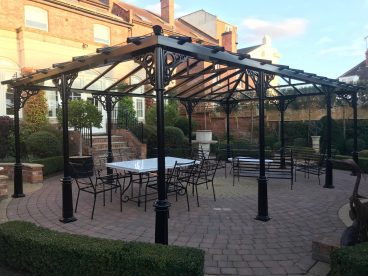 <p>Here is a freestanding structure measuring 8m x 5m, installed in Cambridge in 2018. Using our Royale columns with circles quarter arches and finished in black. </p>
