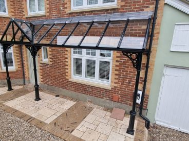 <p>Installed in Dorset, this was a TVC first; have a valley to the internal corner to the right of the apex section, with a straight front beam. A special structure for another wonderful customer, using Royale columns with circles quarter arches, finished in classic black. </p>
