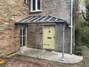 <p>This unusual hipped design was created using our Trumpet columns and circles arches, finished in the RAL colour "violet pastel" as selected by the customer. </p>
