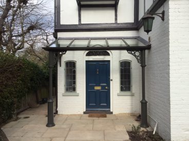 <p>Using our V8 columns with circles arches, this glass-roof porch provides a large covered area over the entrance to this stunning home, providing a multitude of uses! </p>
